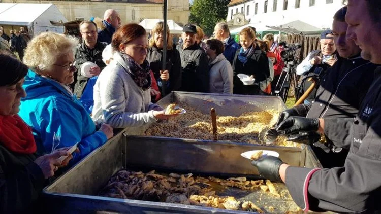 GOTOWANIE NA WIELKIEJ PATELNI W NIEMODLINIE