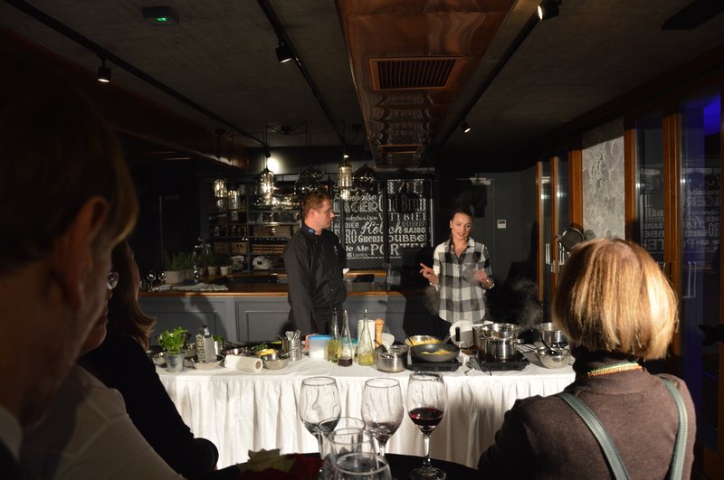 Pokaz kulinarny z udziałem gwiazdy gotowania Ani Starmach i mistrza kuchni  Roberta Tyszki- organizowany przez Kuźnię Dobrego Smaku w restauracji z ciemnymi ścianami